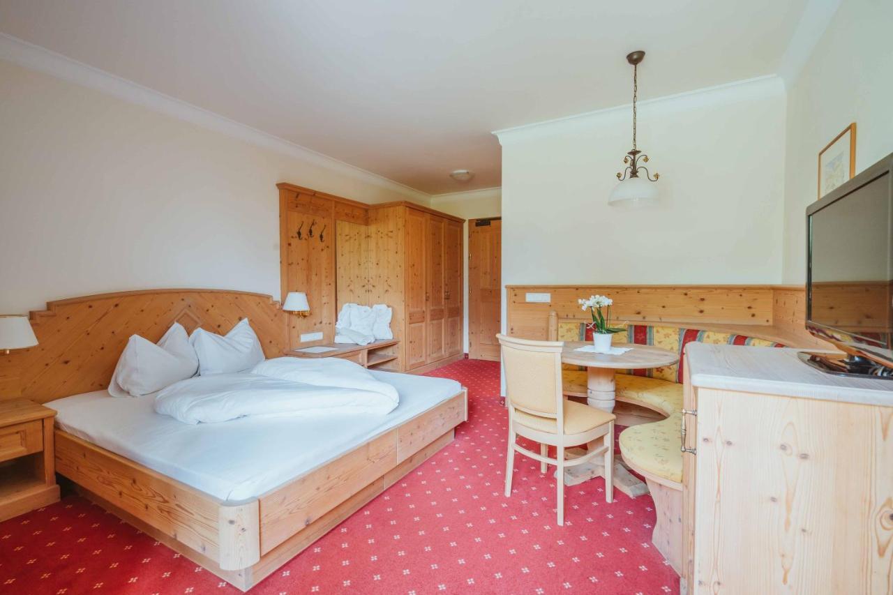 Wanderhotel Teiserhof Funes  Bagian luar foto