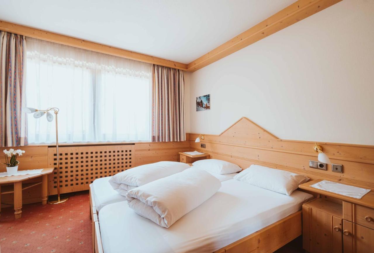 Wanderhotel Teiserhof Funes  Bagian luar foto