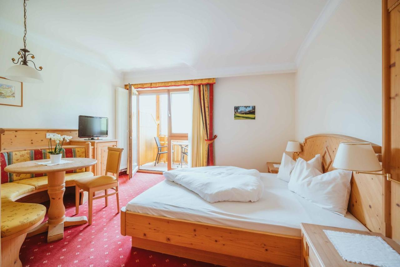 Wanderhotel Teiserhof Funes  Bagian luar foto