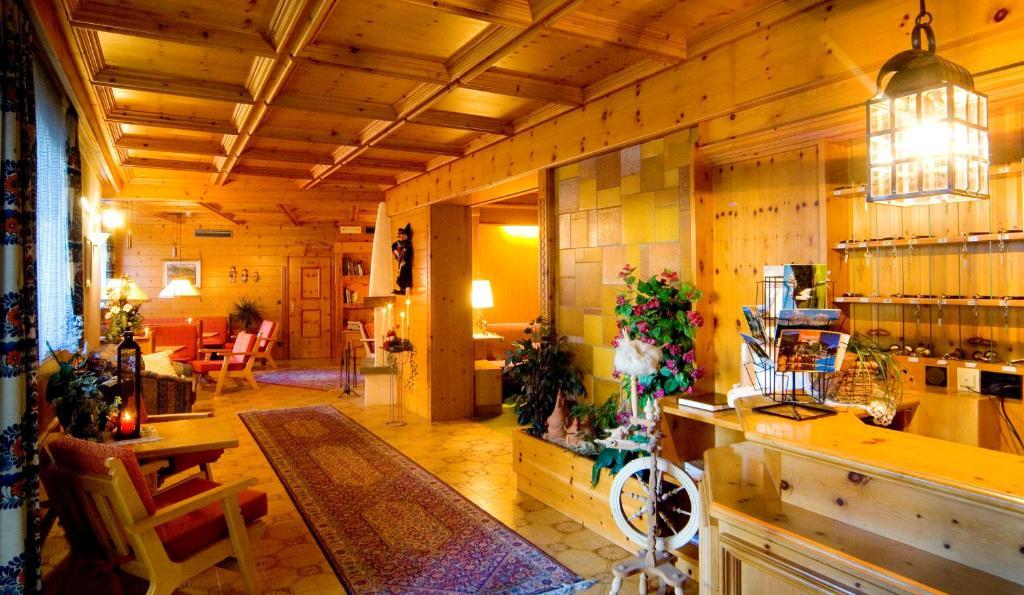 Wanderhotel Teiserhof Funes  Bagian luar foto